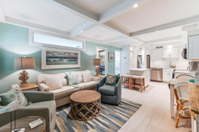 Coastal Downtown Naples Condo - Walk to the Beach!